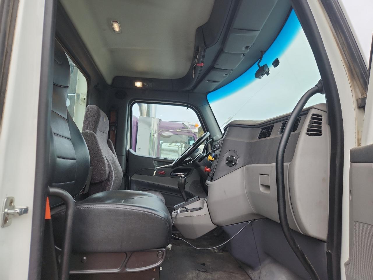 Peterbilt 579 Image 10