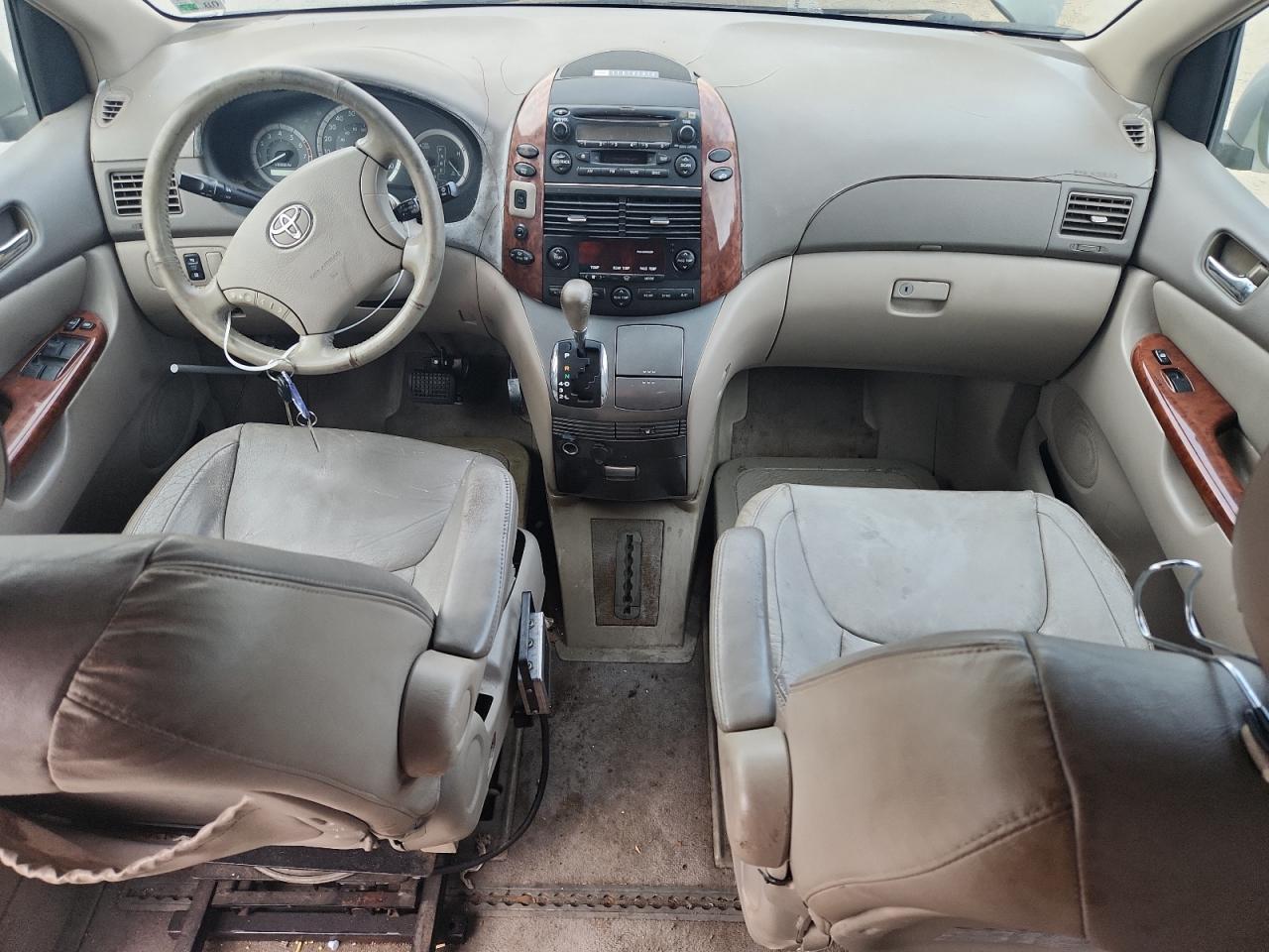 Toyota Sienna Xle Image 7