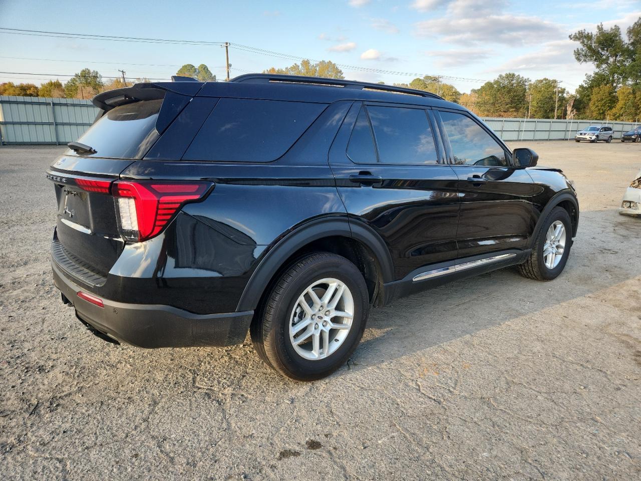 Ford Explorer Active Image 2
