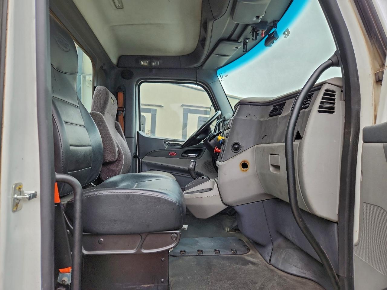 Peterbilt 579 Image 2