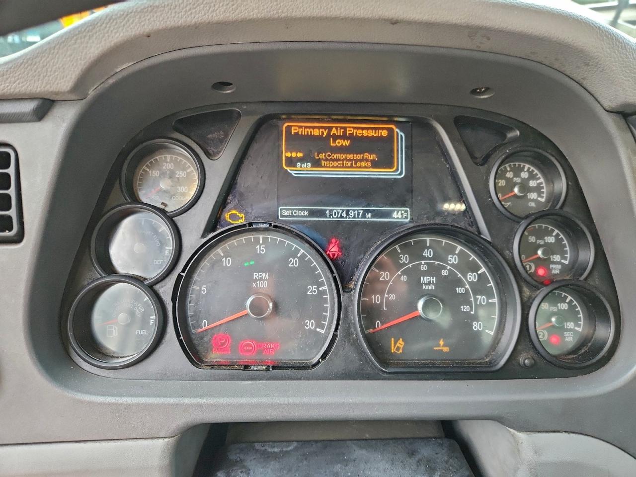 Peterbilt 579 Image 9