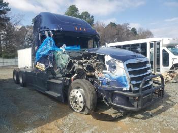  Salvage Freightliner Cascadia 1