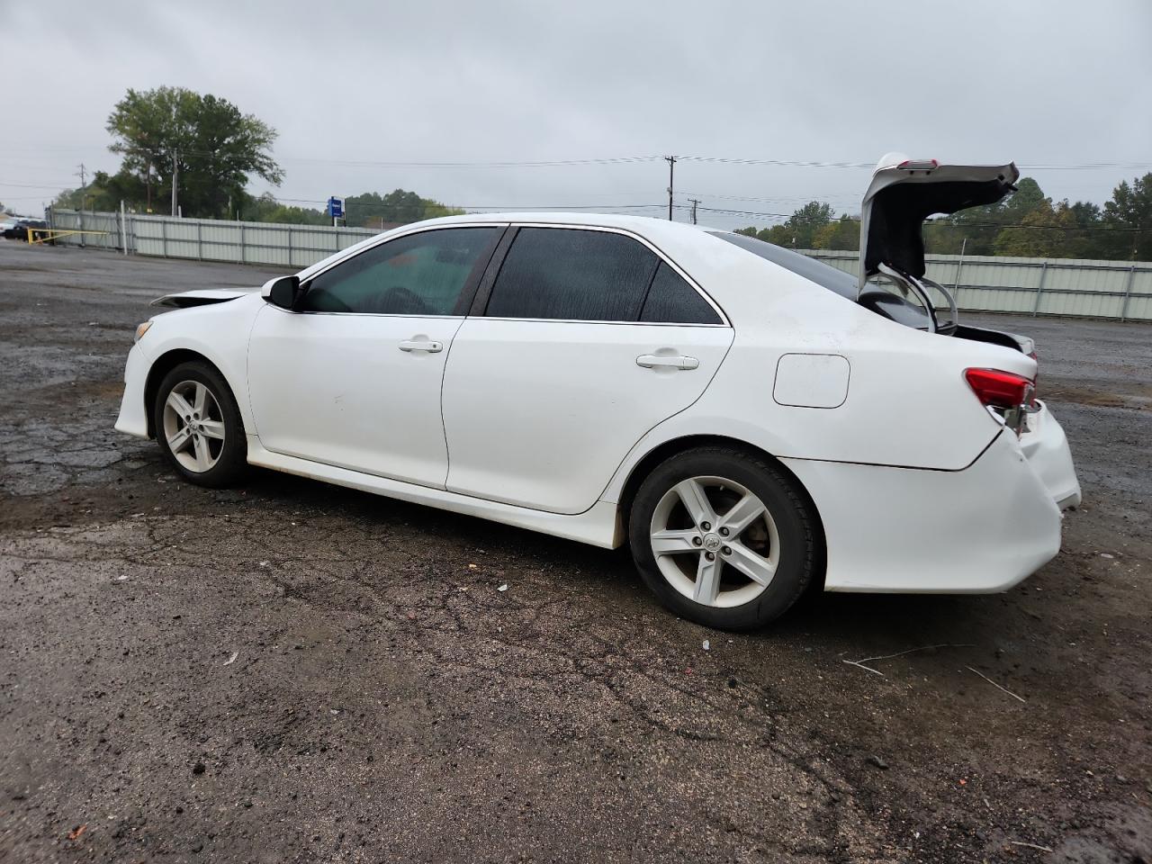 Toyota Camry L Image 2
