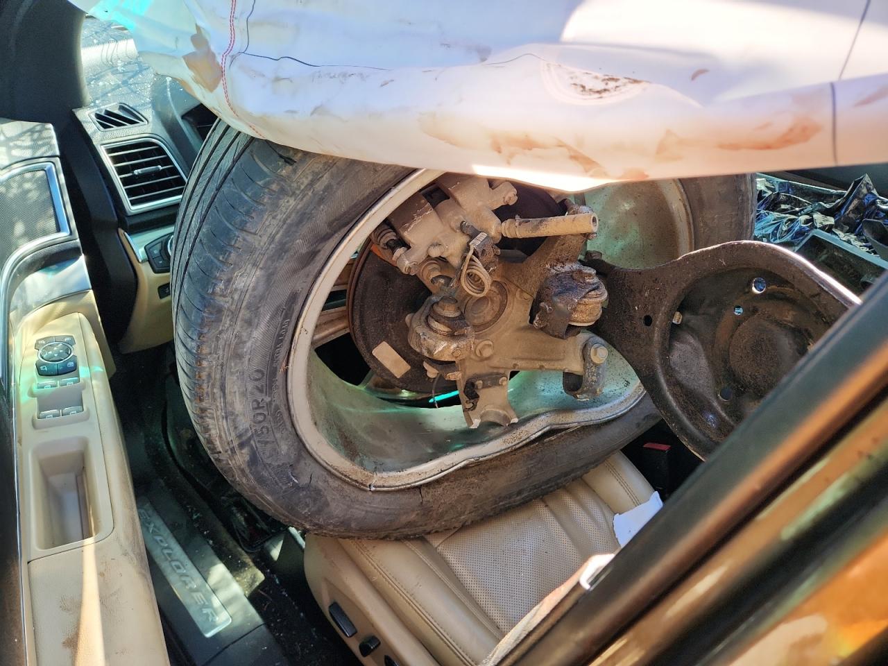 Ford Explorer Limited Image 11