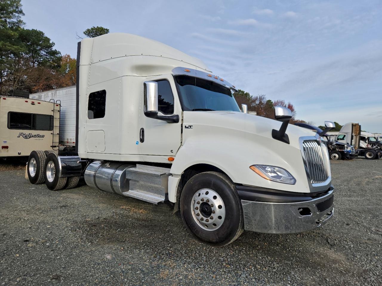 International Lt625 Image 1