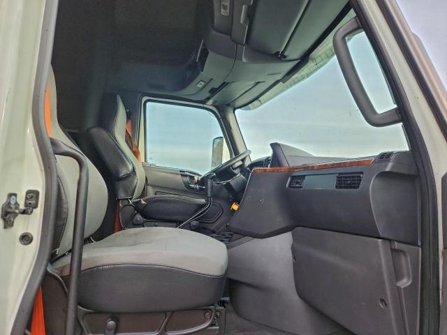 International Lt625 Image 10