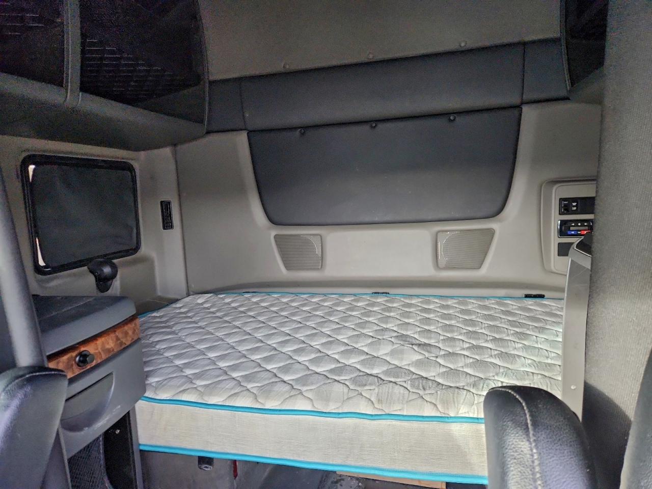 International Lt625 Image 3