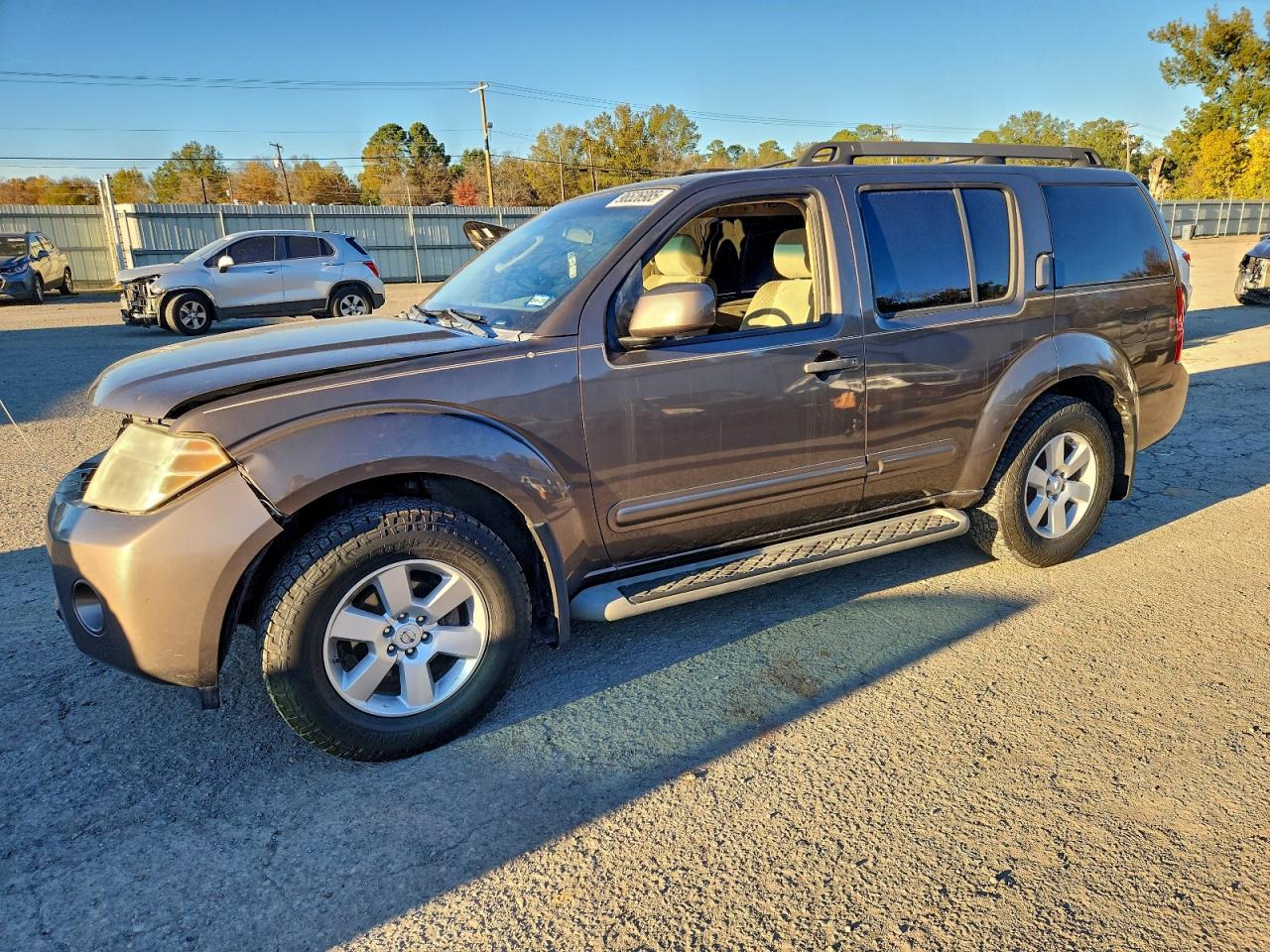 Nissan Pathfinder S Image 1