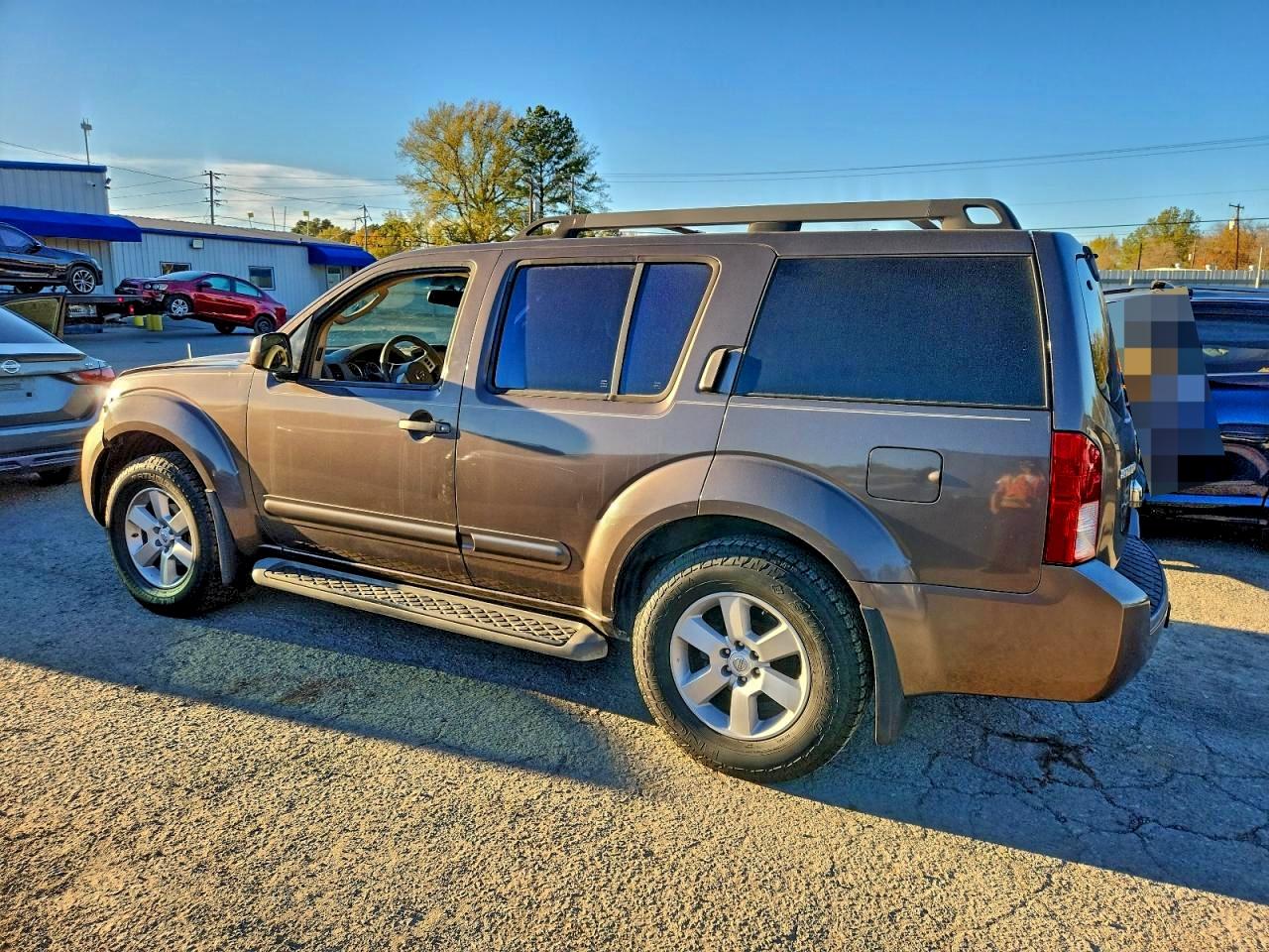 Nissan Pathfinder S Image 2