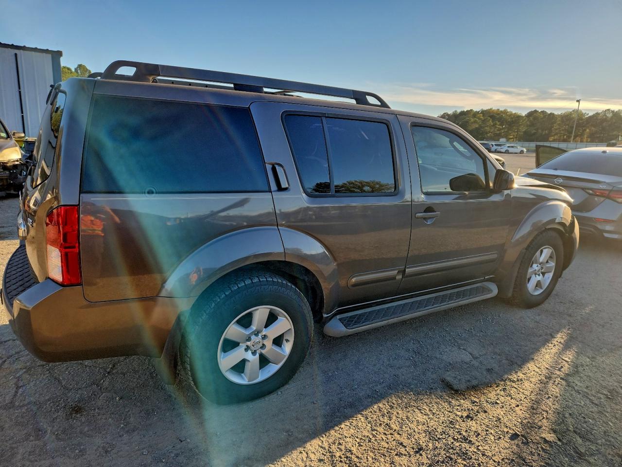 Nissan Pathfinder S Image 3