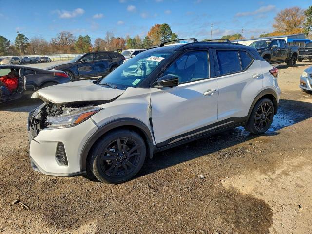  Salvage Nissan Kicks