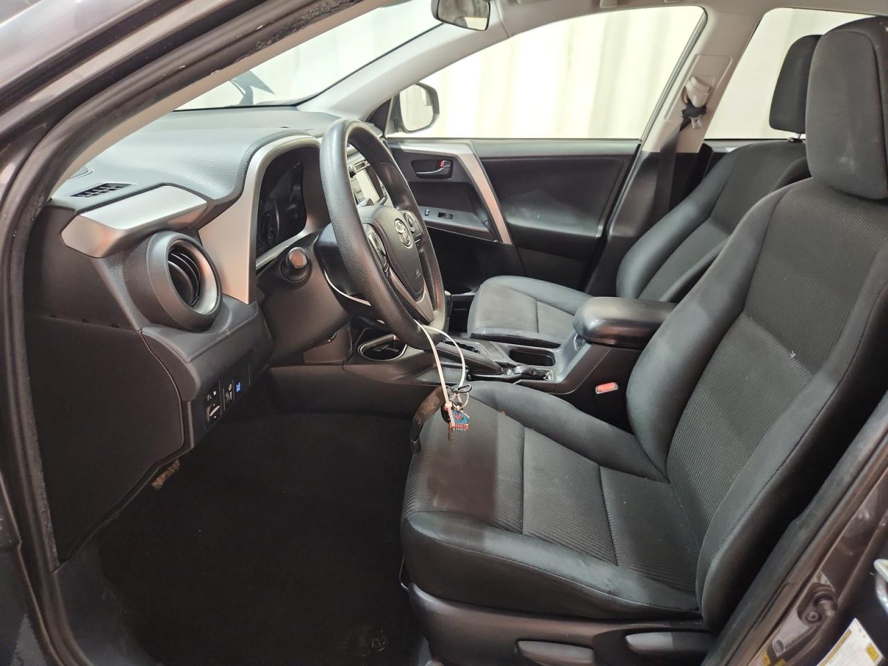 Toyota RAV4 Le Image 6