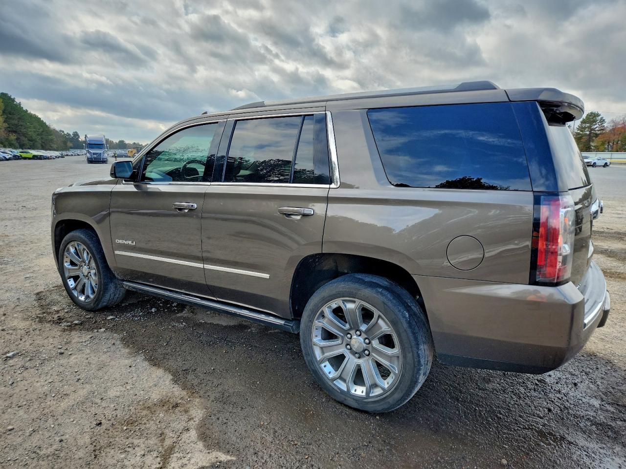 GMC Yukon Denali Image 4