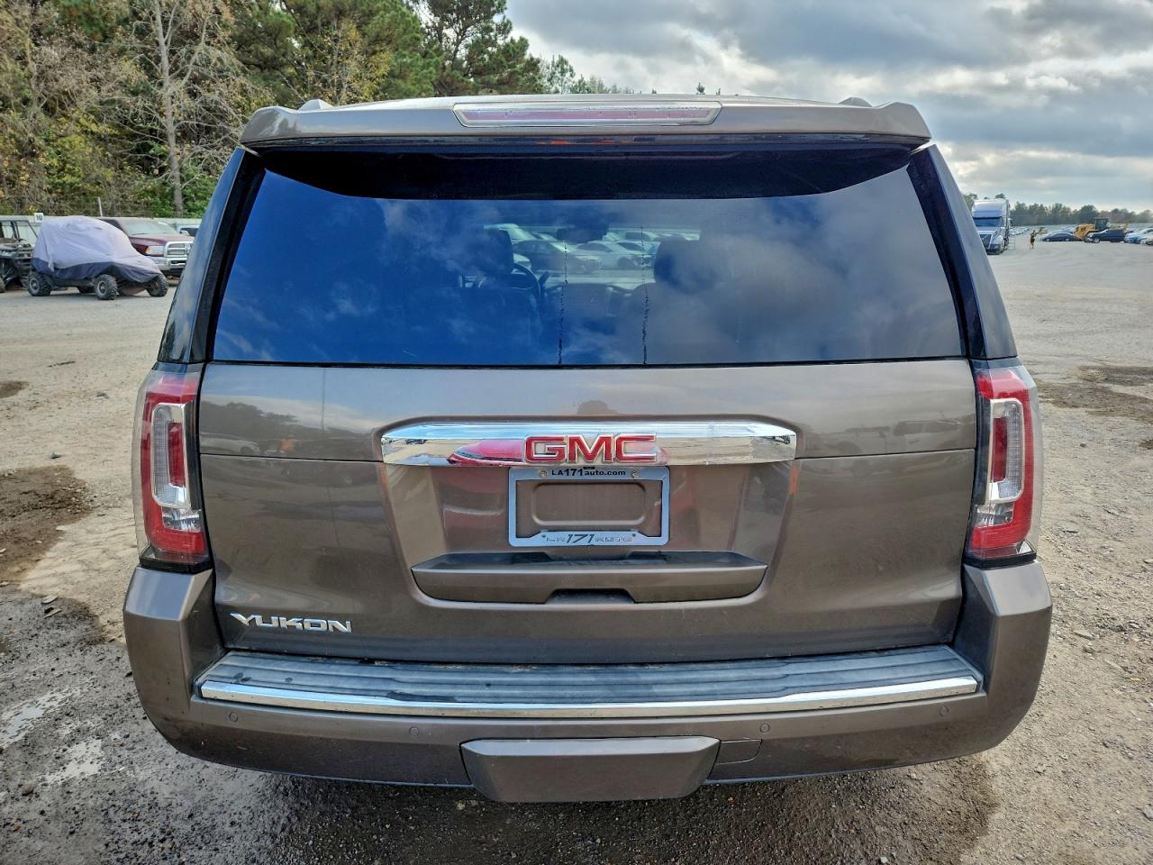 GMC Yukon Denali Image 6