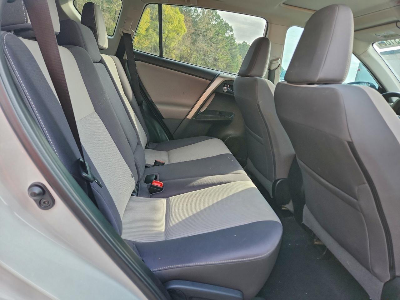 Toyota RAV4 Xle Image 8