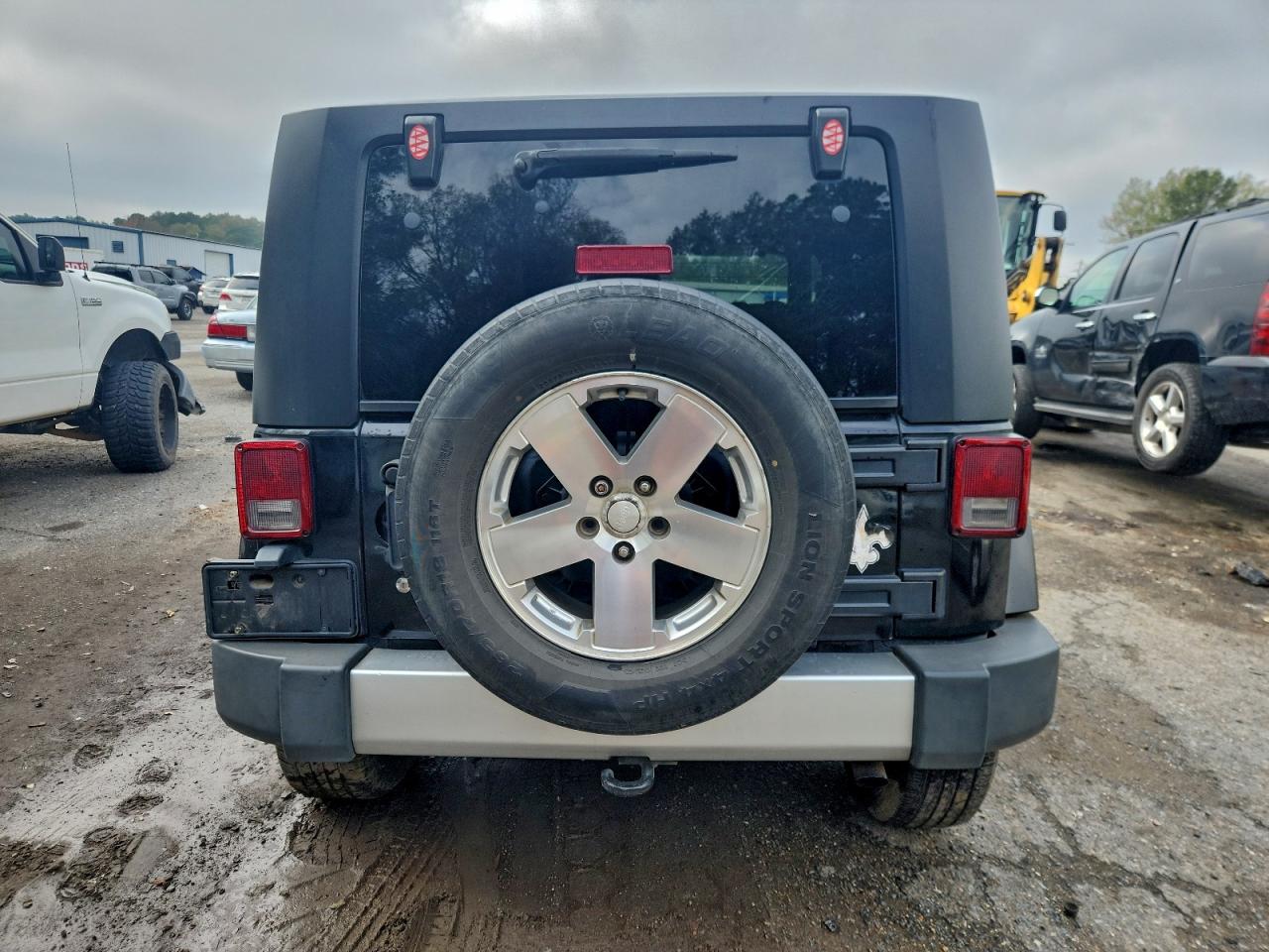 Jeep Wrangler Sahara Image 4