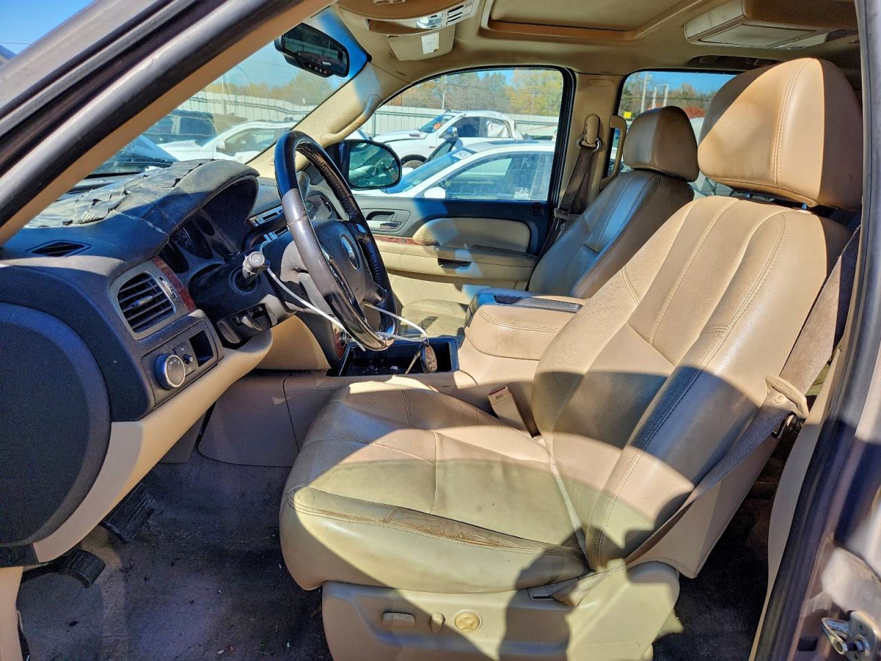 Chevrolet Suburban C1500 Image 12