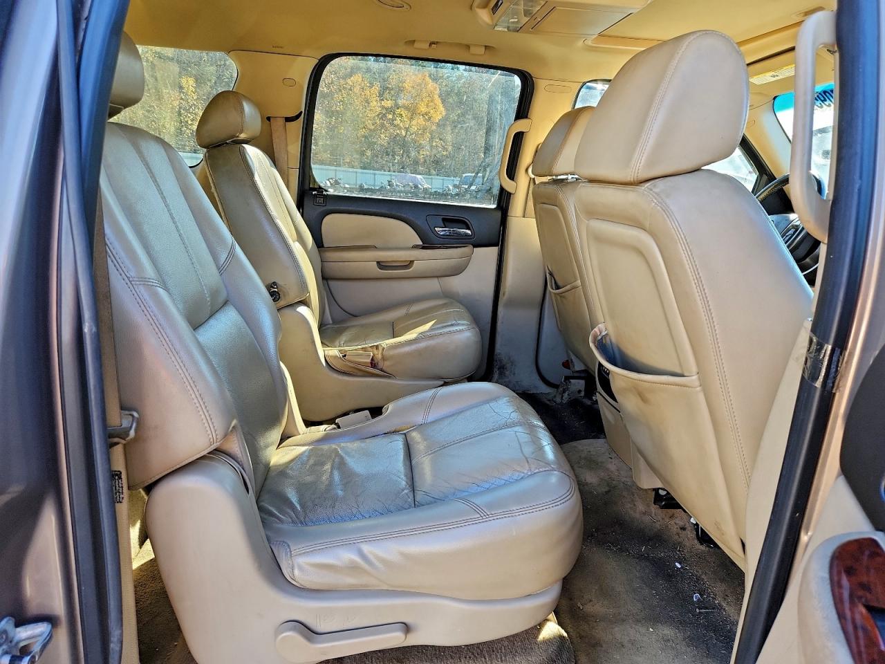 Chevrolet Suburban C1500 Image 10