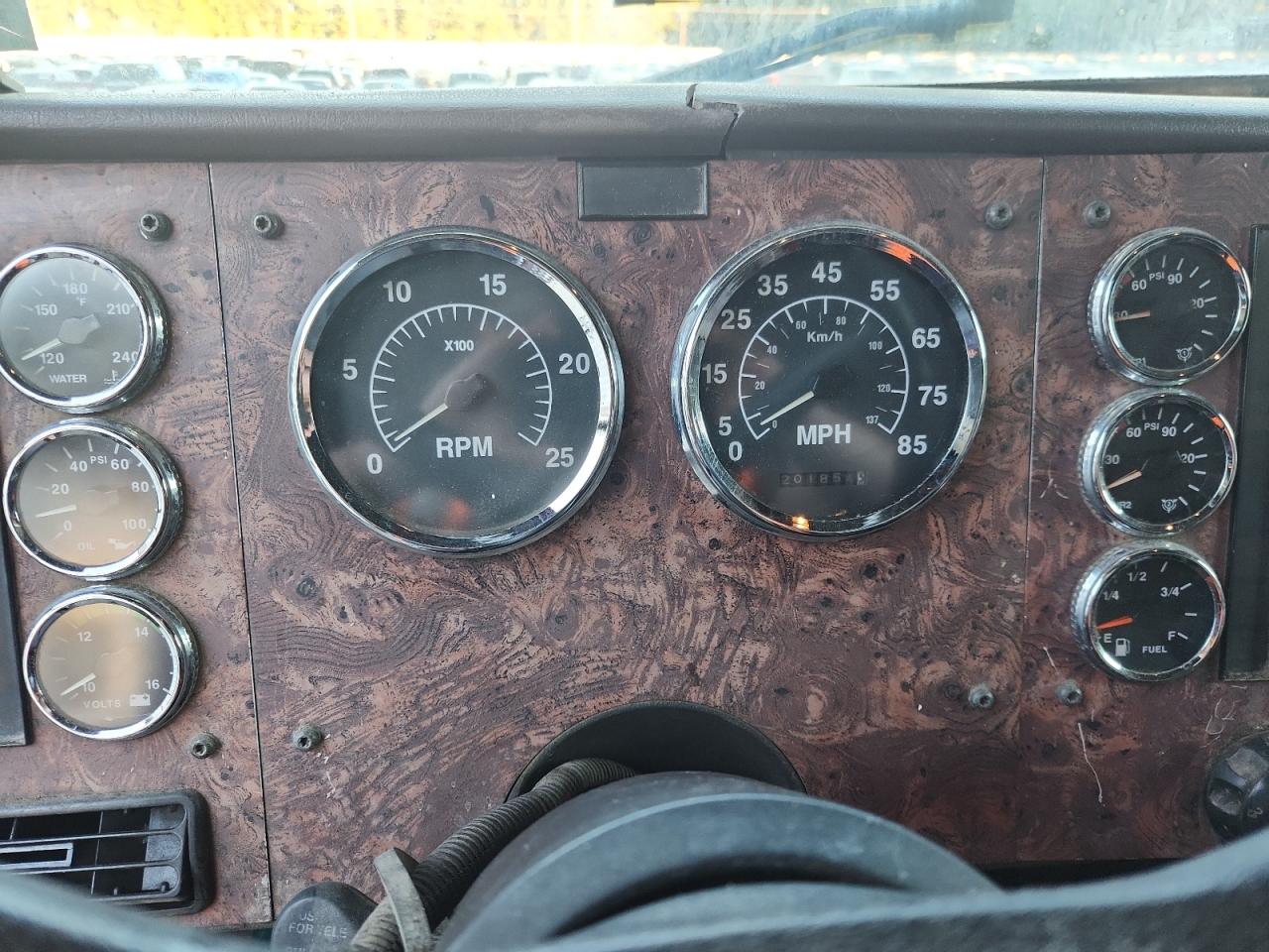 International 9200 Image 6