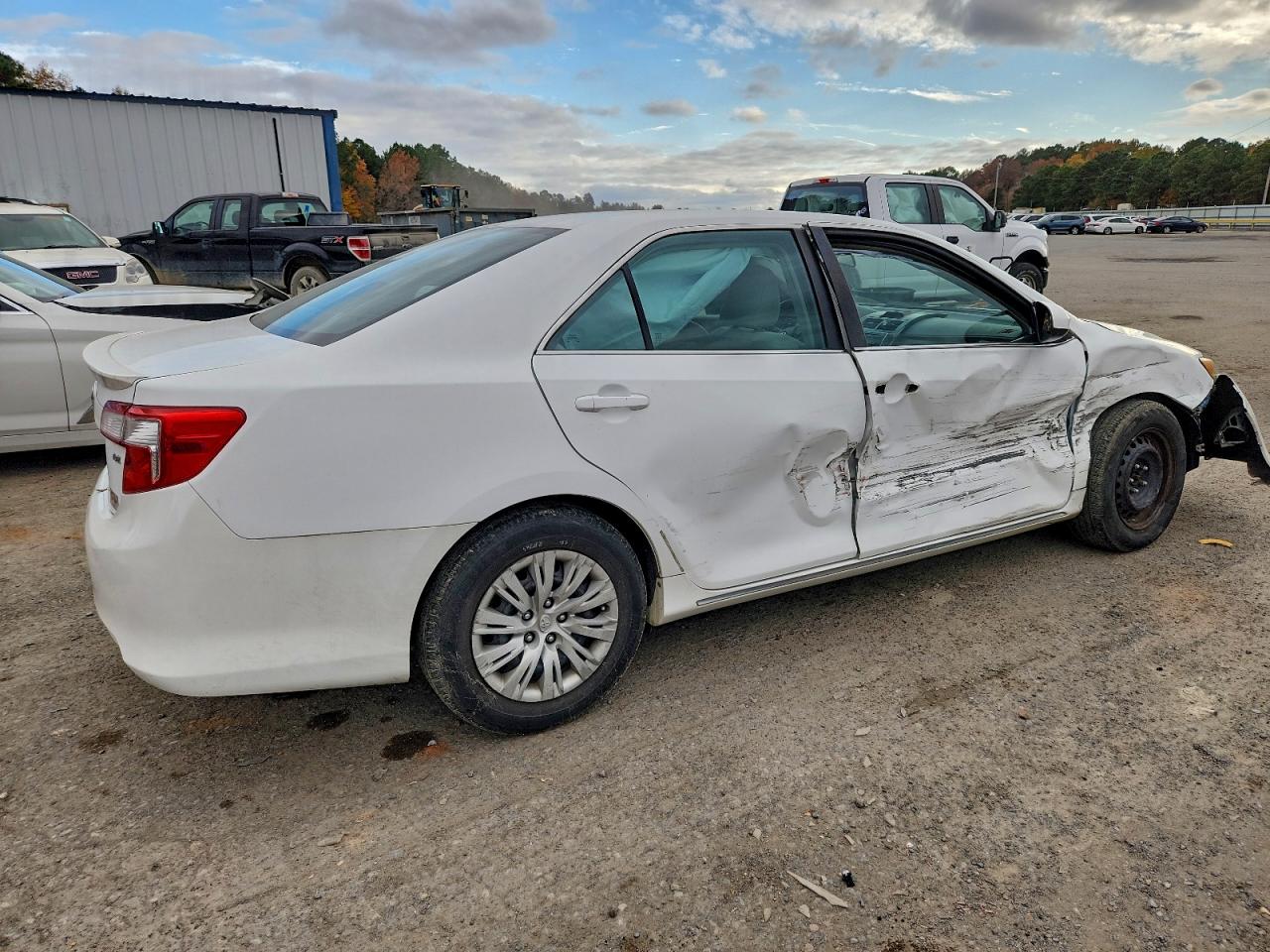 Toyota Camry Base Image 4