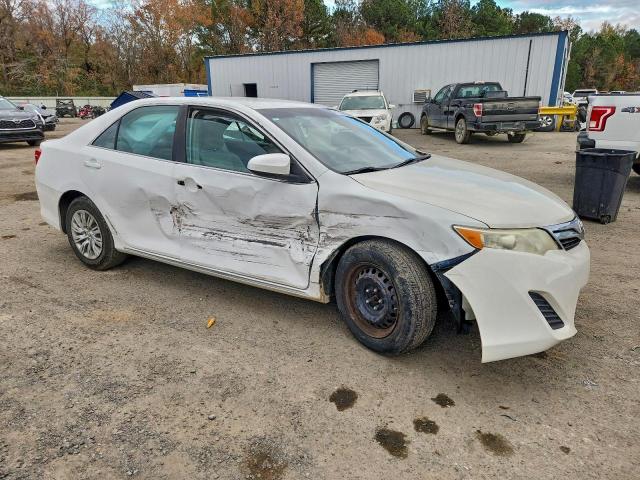 Toyota Camry Base Image 2