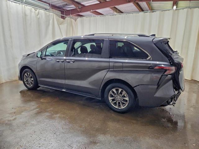 Toyota Sienna Xle Image 3