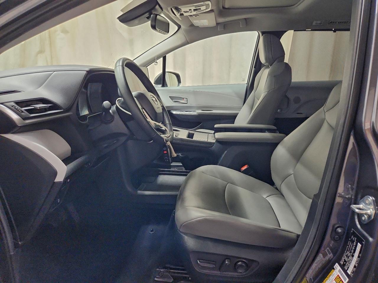 Toyota Sienna Xle Image 10