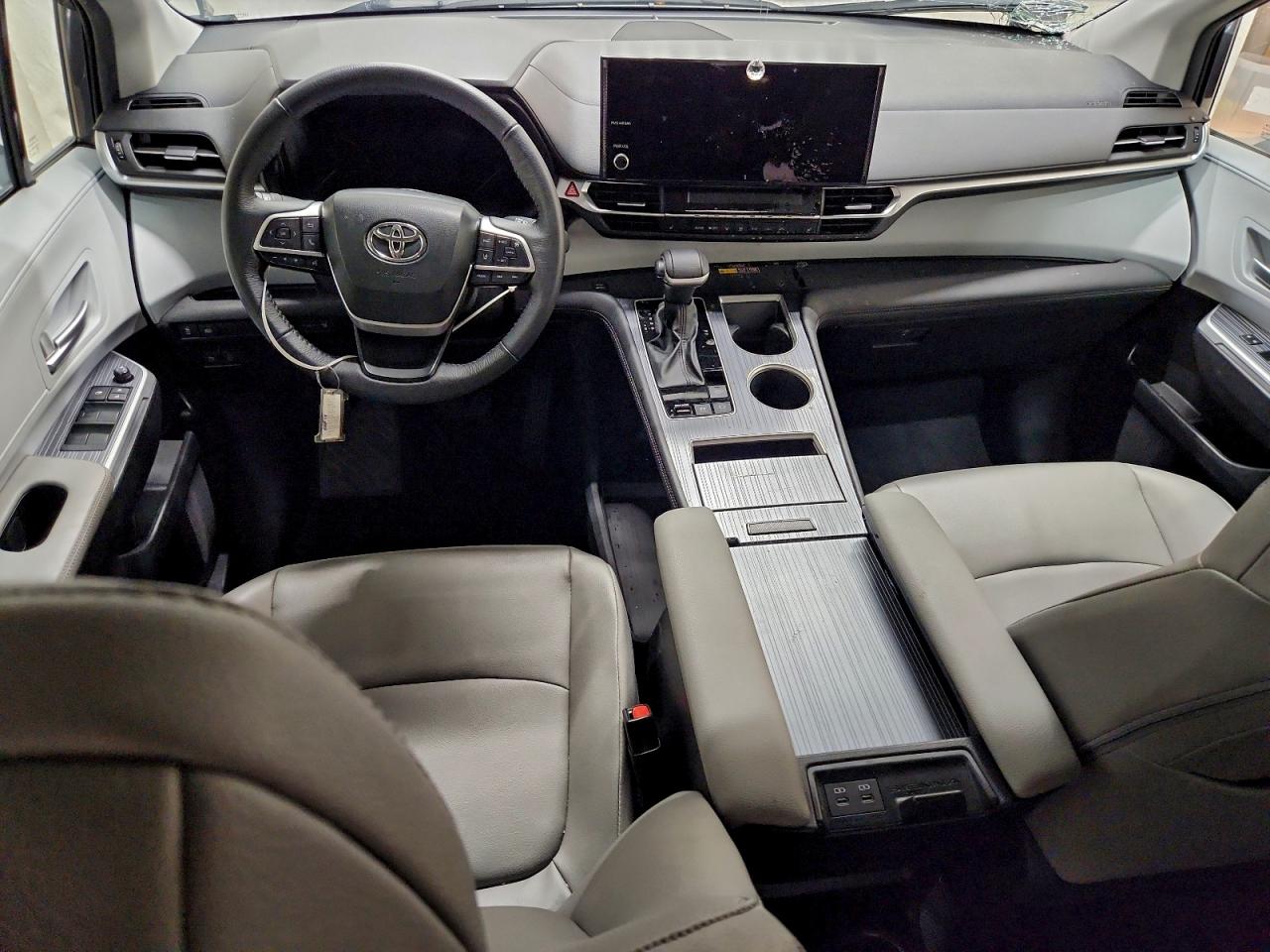 Toyota Sienna Xle Image 2