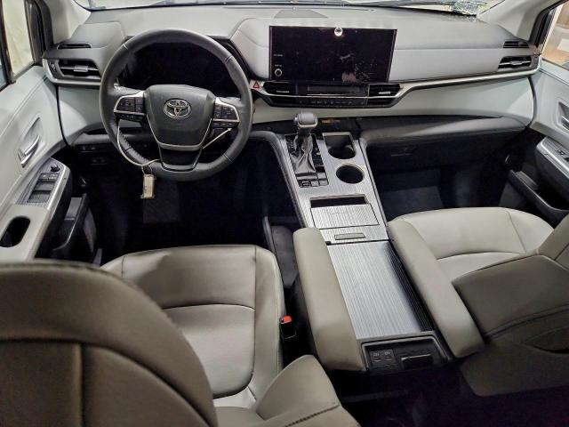 Toyota Sienna Xle Image 2