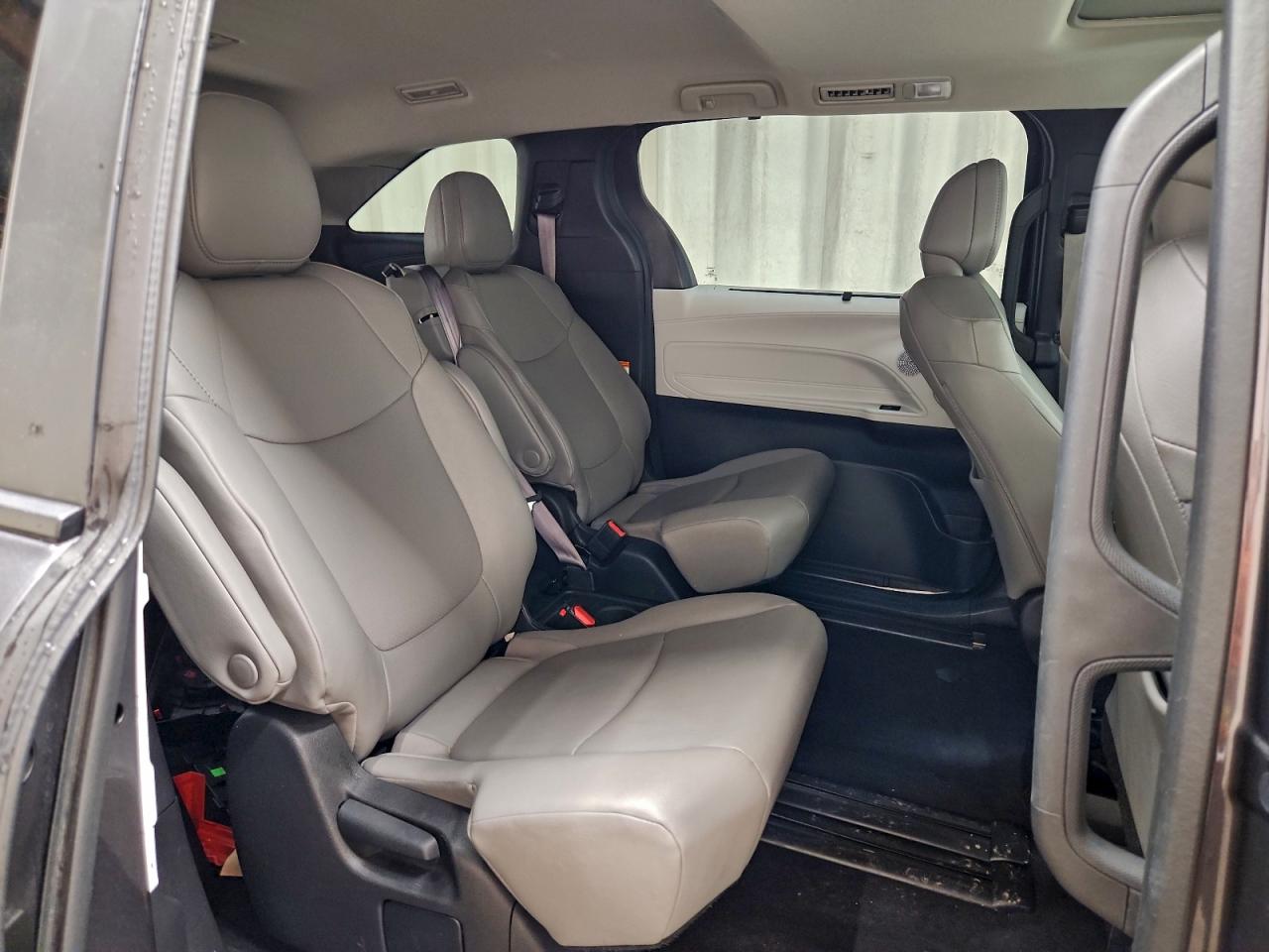 Toyota Sienna Xle Image 6