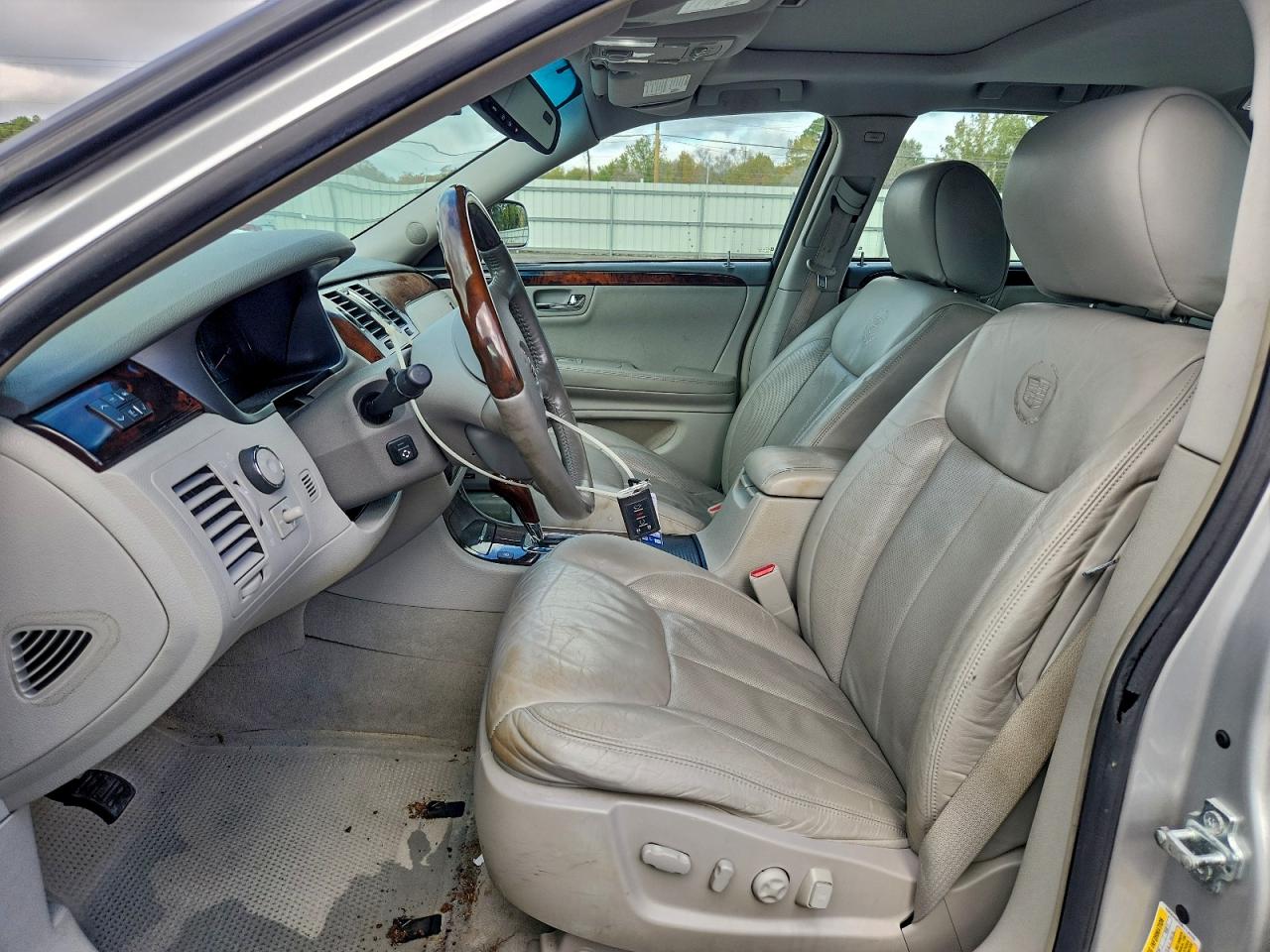 Cadillac DTS Premium Collection Image 8