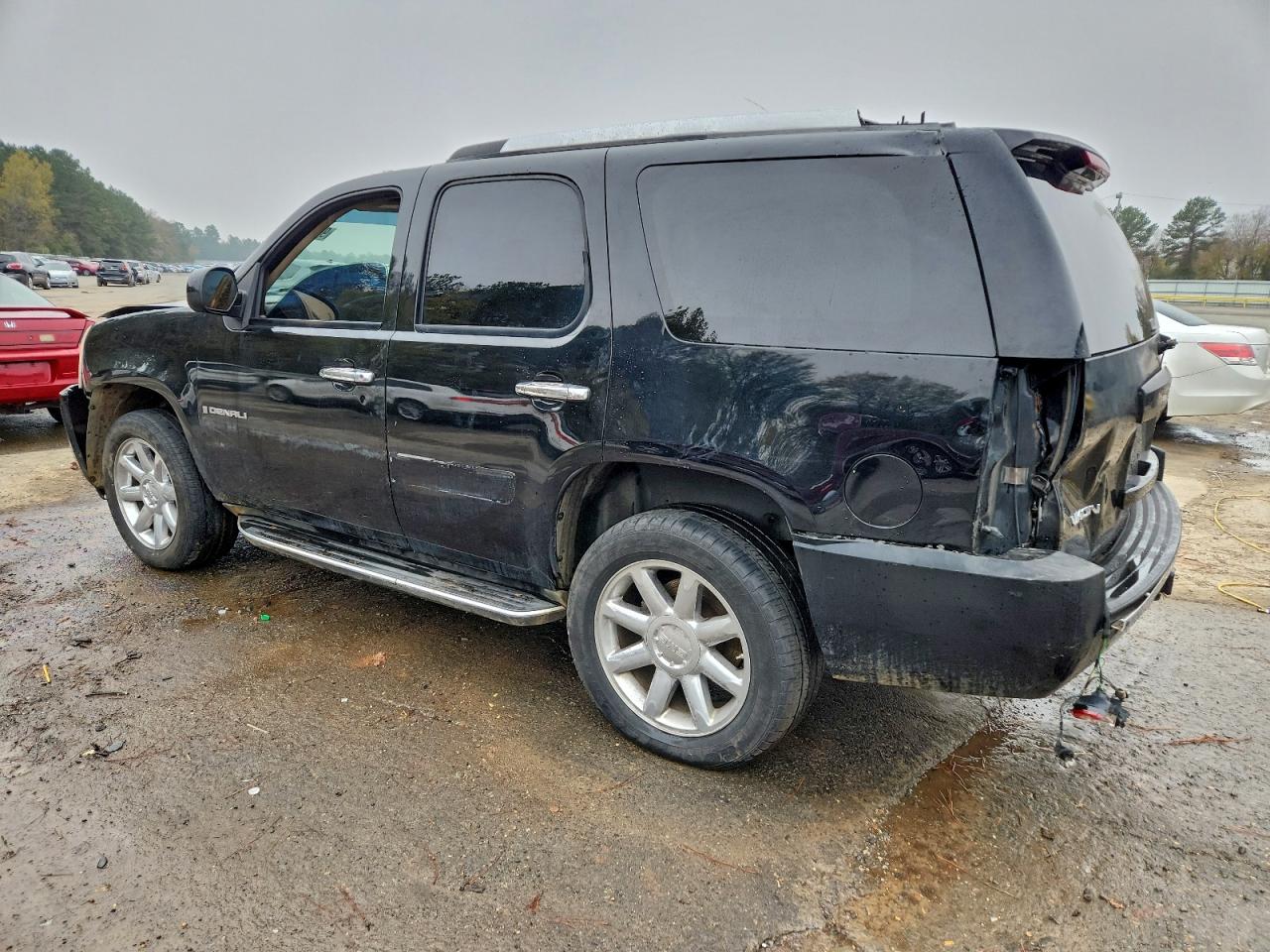 GMC Yukon Denali Image 2