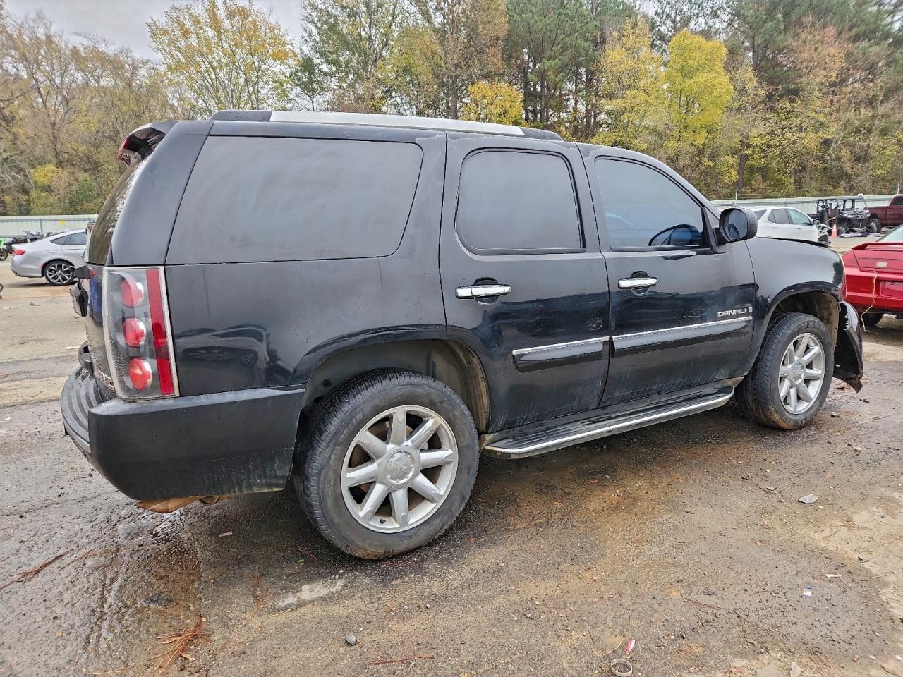 GMC Yukon Denali Image 3