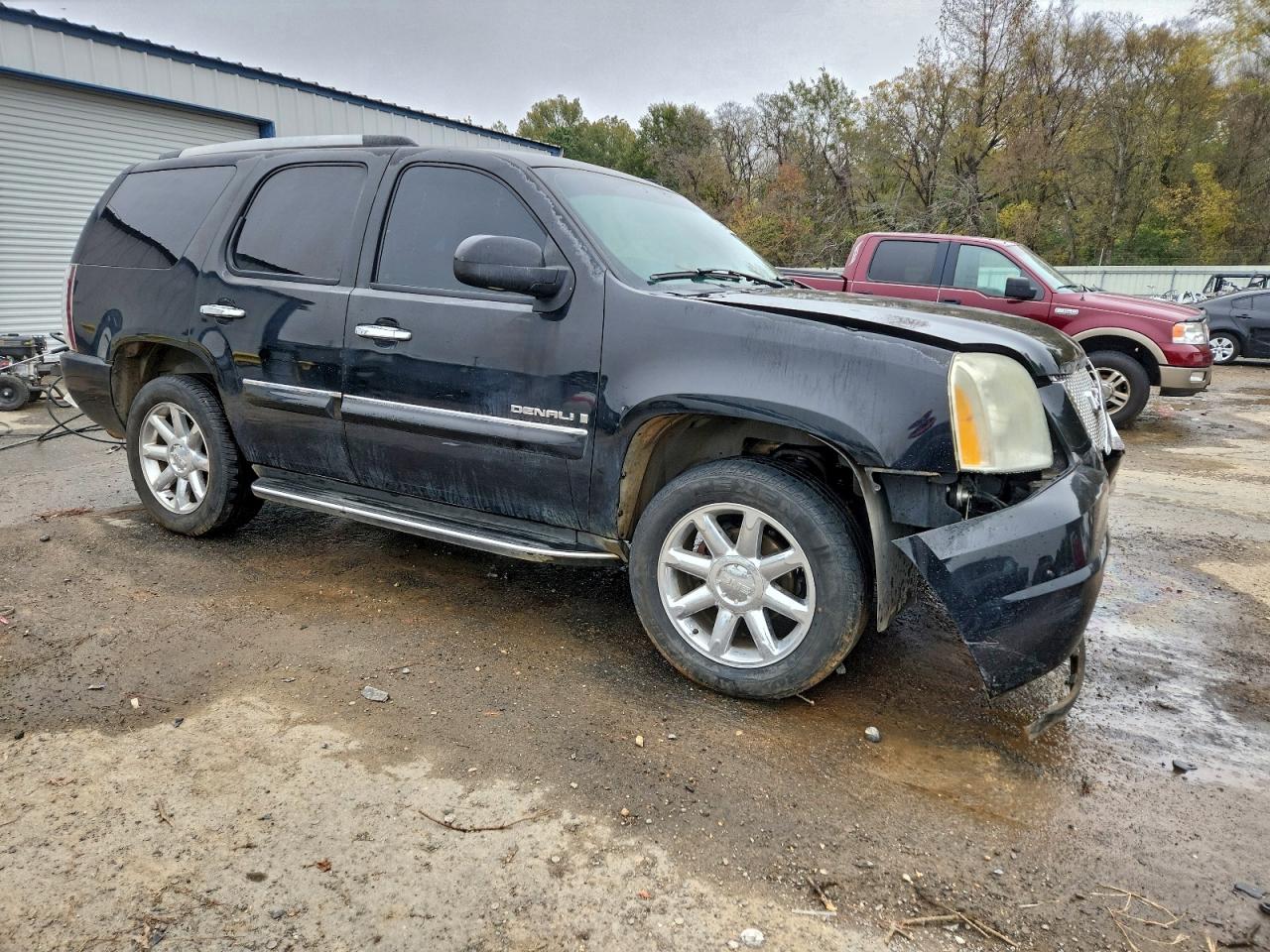 GMC Yukon Denali Image 5