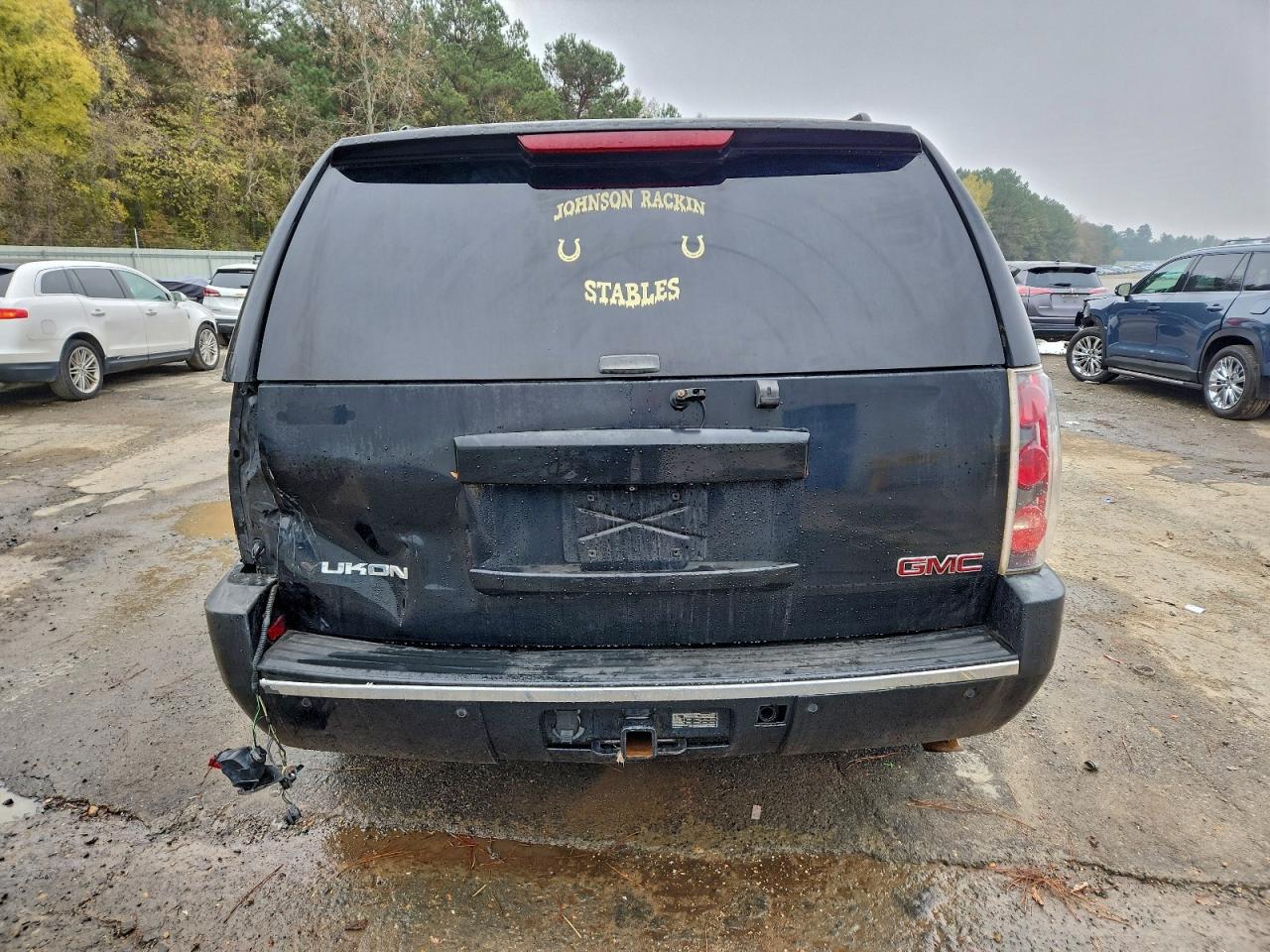 GMC Yukon Denali Image 11