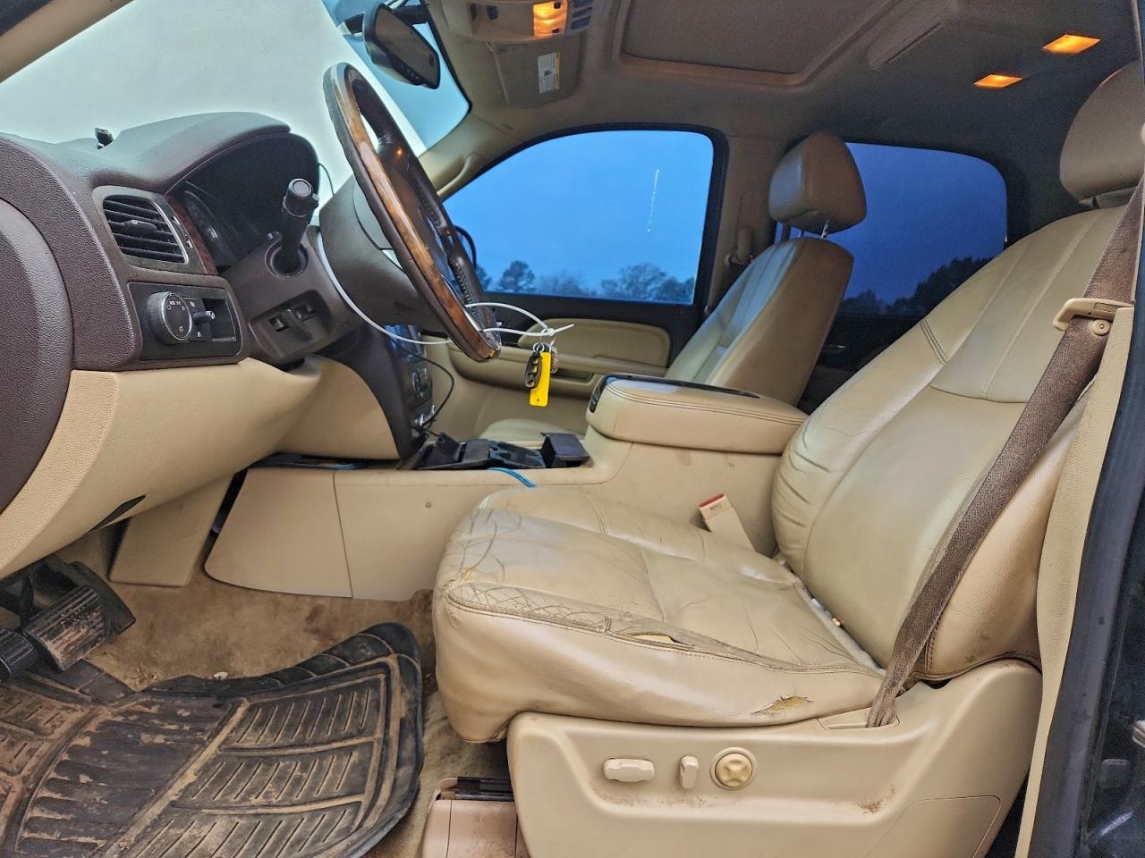 GMC Yukon Denali Image 9