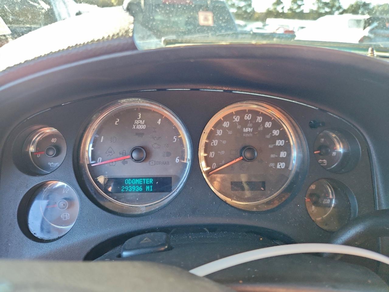 GMC Yukon Denali Image 12