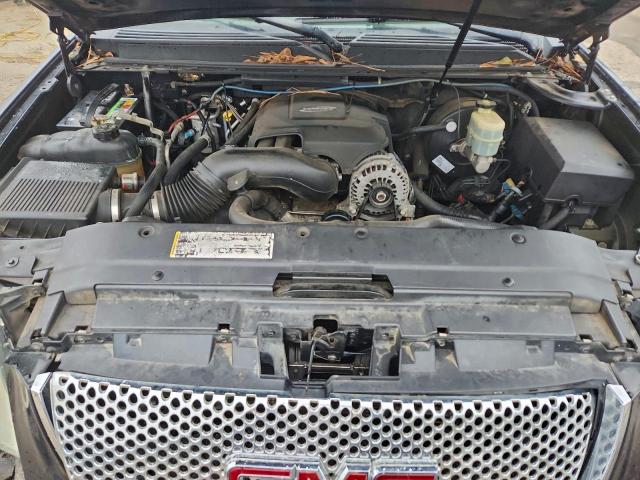 GMC Yukon Denali Image 6