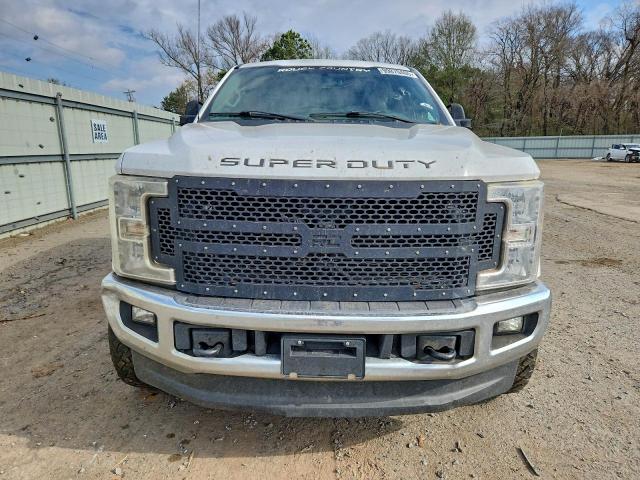 Ford F-250 Super Duty Image 12