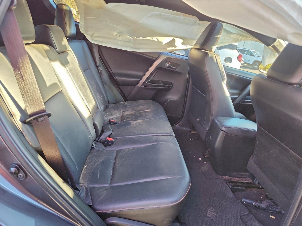 Toyota RAV4 Se Image 6