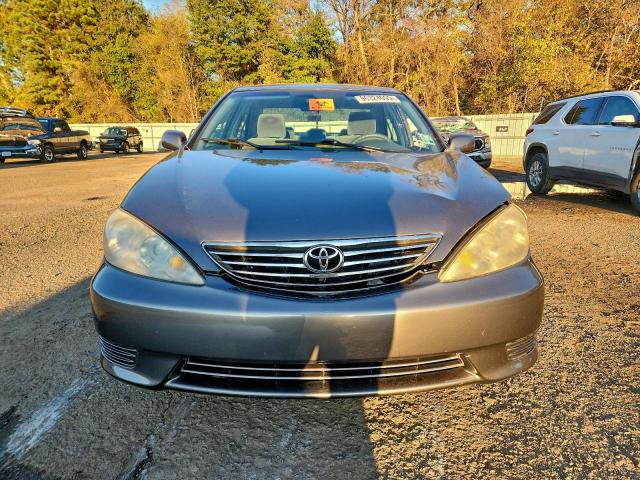 Toyota Camry Le Image 3