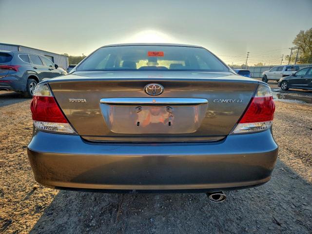 Toyota Camry Le Image 6