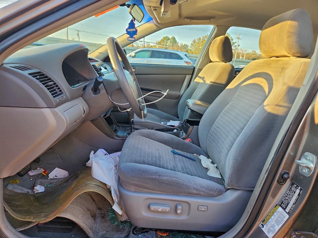 Toyota Camry Le Image 12