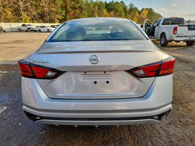 Nissan Altima S Image 6