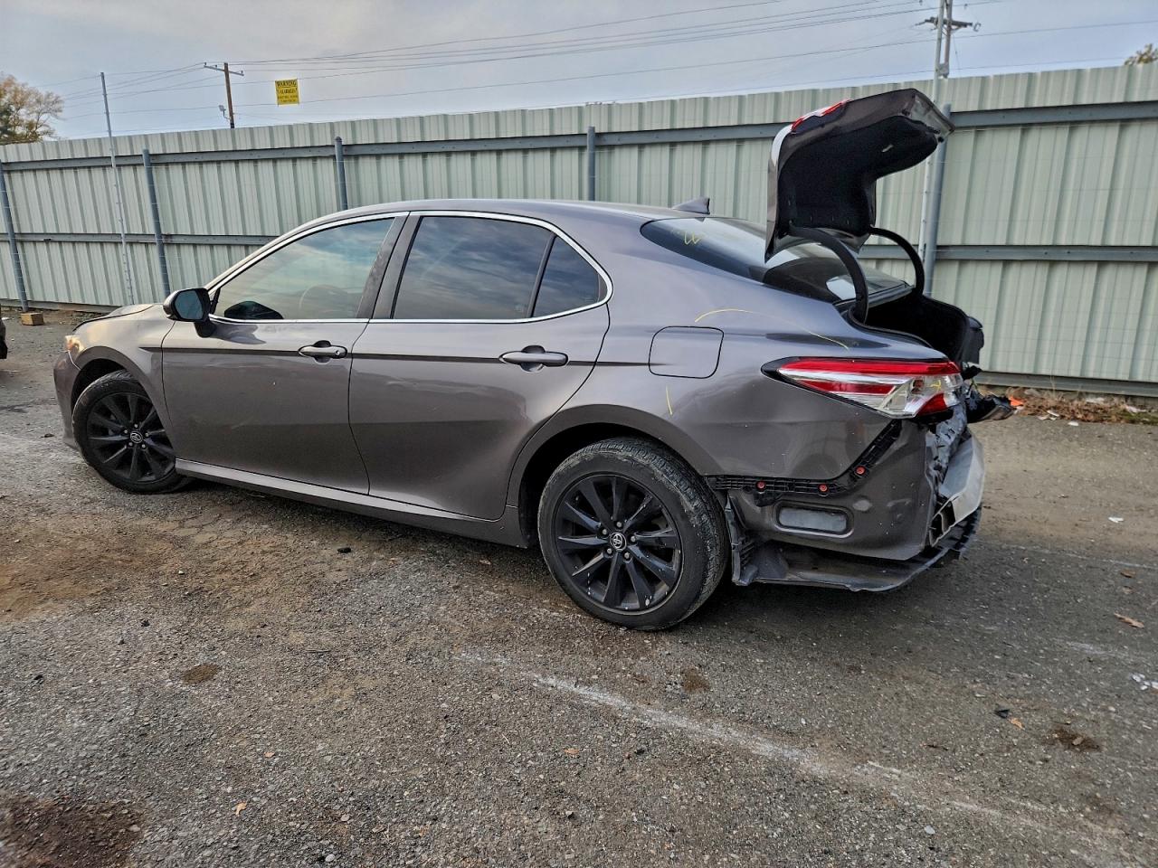 Toyota Camry Le Image 5