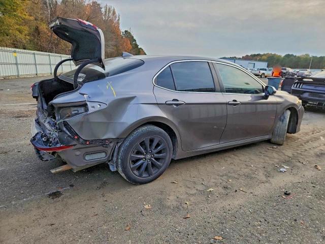 Toyota Camry Le Image 12