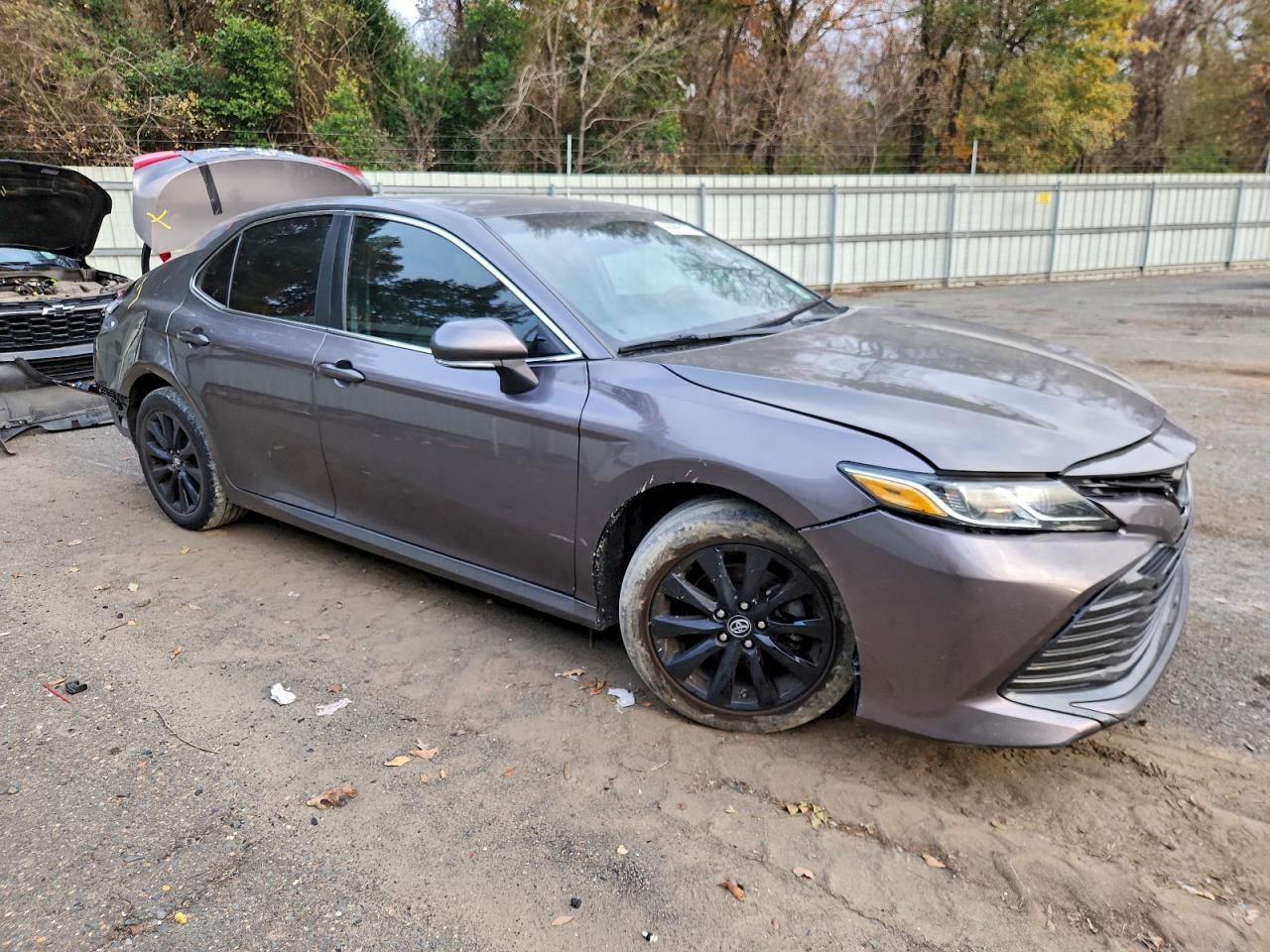 Toyota Camry Le Image 4