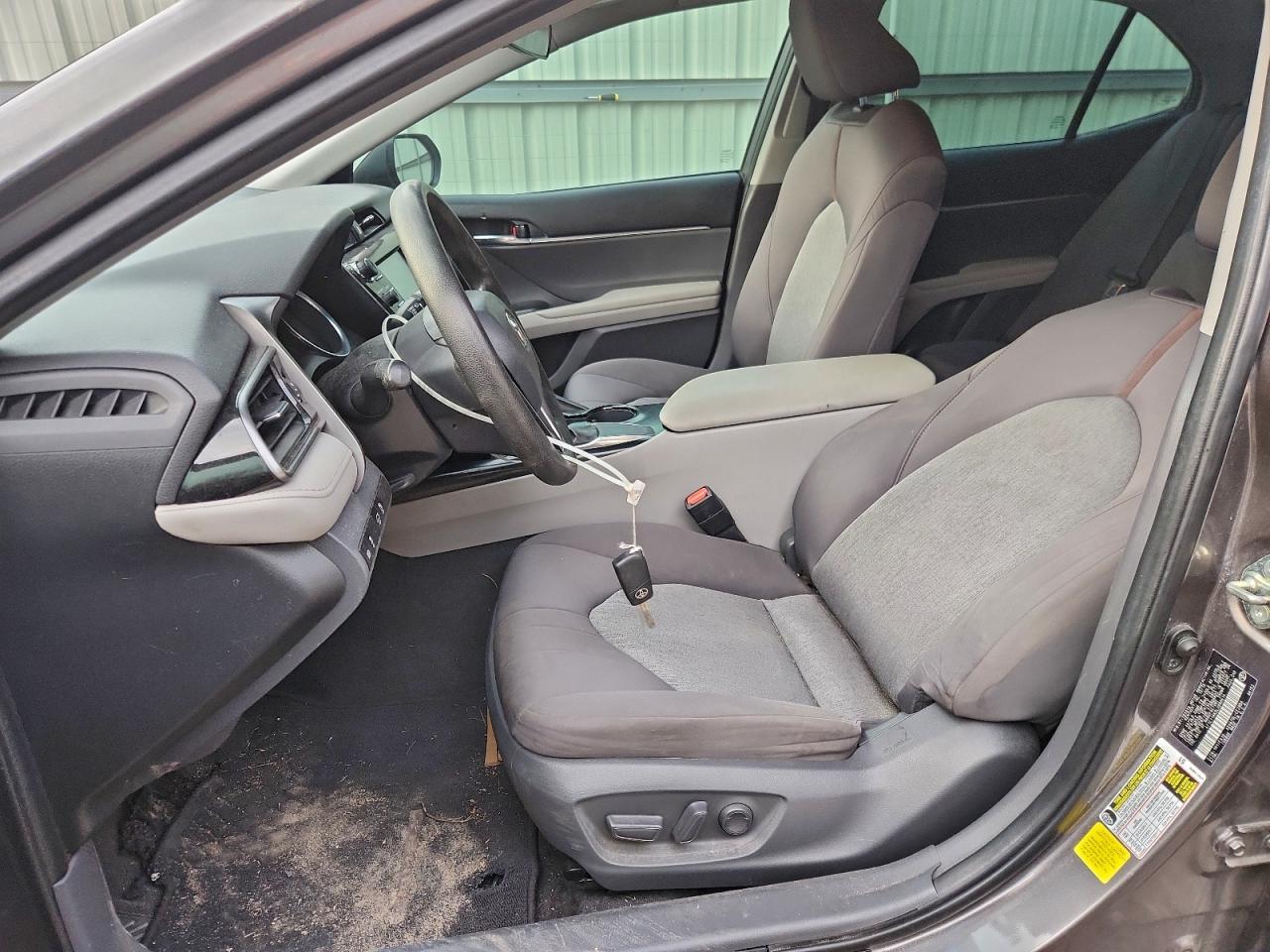 Toyota Camry Le Image 6