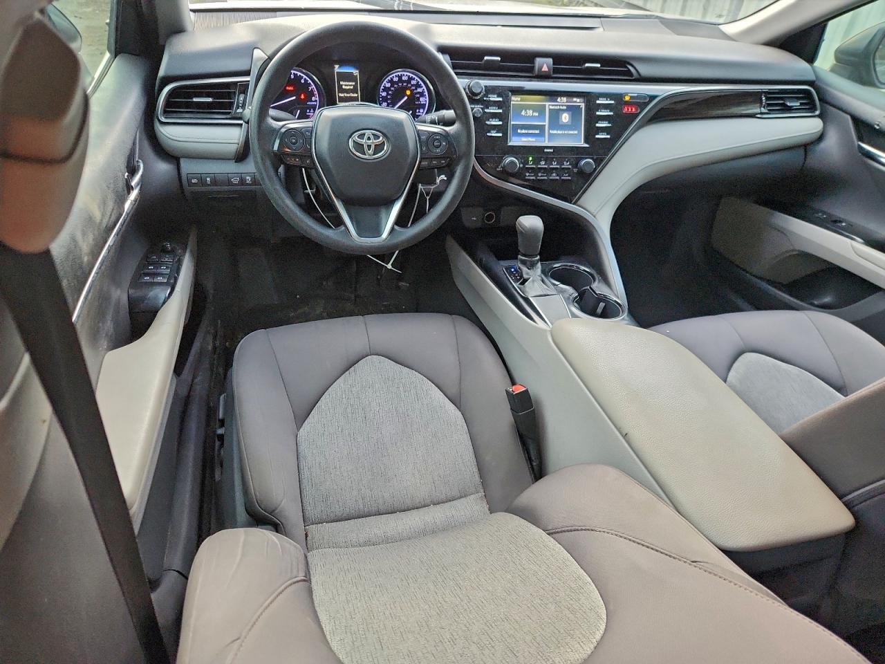 Toyota Camry Le Image 11