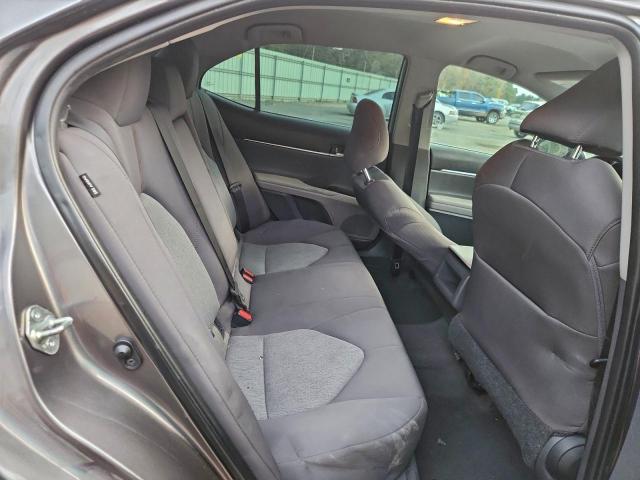 Toyota Camry Le Image 3